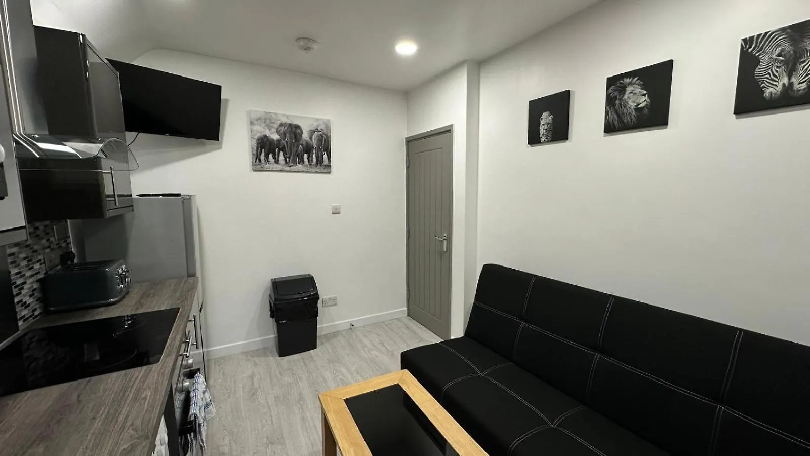 Fully Furbished Entire Flat 3 Apartment London
