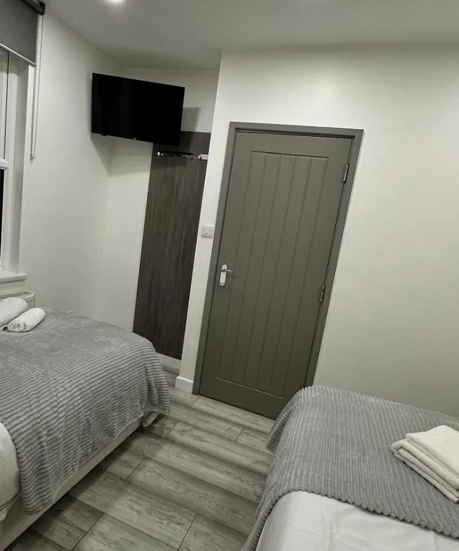Fully Furbished Entire Flat 3 Apartment London
