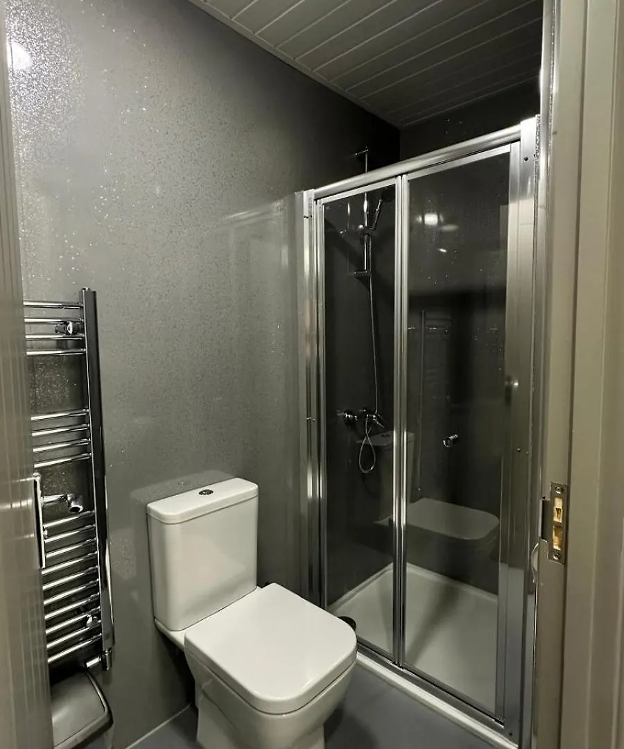 Fully Furbished Entire Flat 3 Apartment London