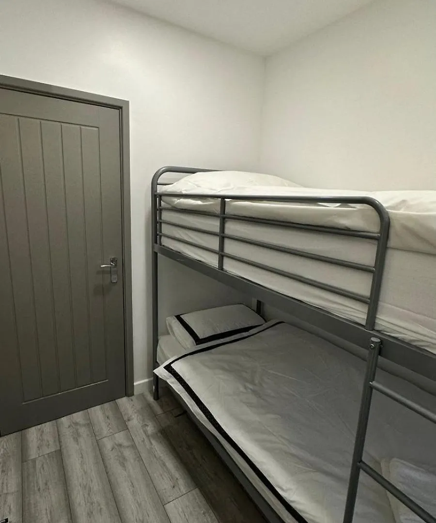 Fully Furbished Entire Flat 3 Apartment London
