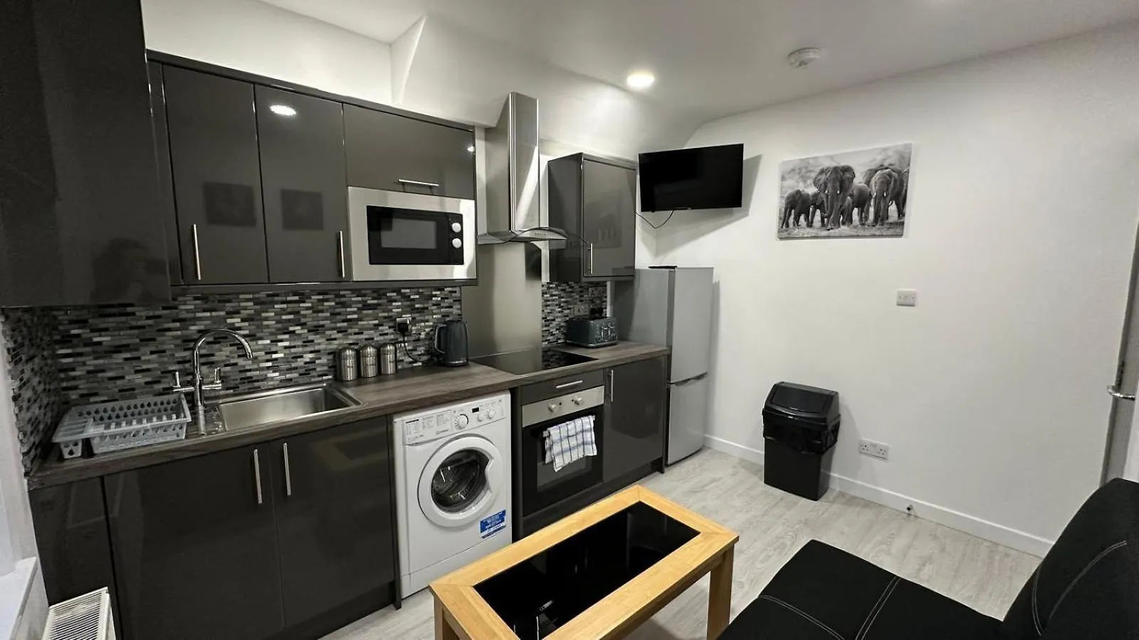 Fully Furbished Entire Flat 3 location